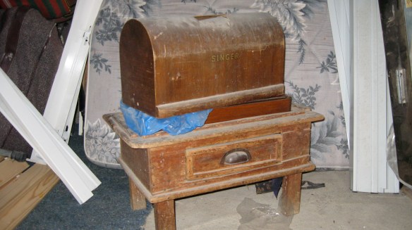 IMG_0673 sewing machine with its table (thinking of stealing the table)