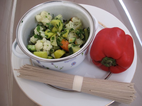 The ingredients: veggie salad, red pepper just to add color and crunch and 1 portion of rice noodles